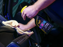 Cargar imagen en el visor de la galería, Ultimate Insane Shine Protectant Spray Meguiars - Limpiador y Protector de Interiores Auto 473ml